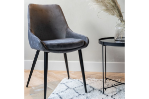 Comment habiller votre salle à manger moderne avec des chaises en velours noir ?
