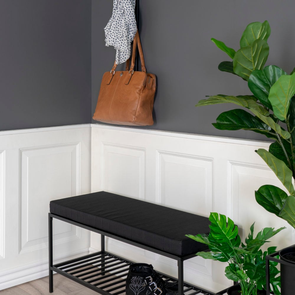 Mensa Bank, Schwarzes Kissen & Stahl Nahaufnahme
