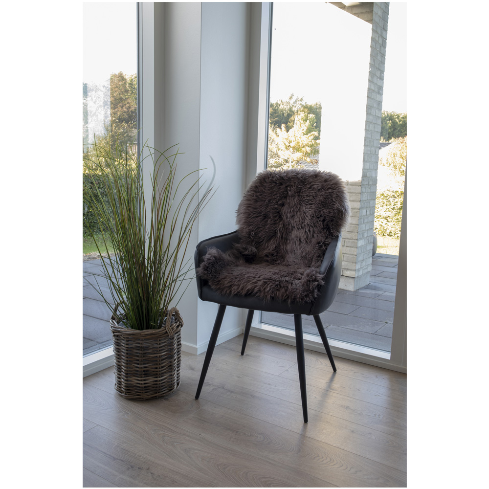 Tapis Lola en peau d'agneau, marron, 50x85cm gros plan