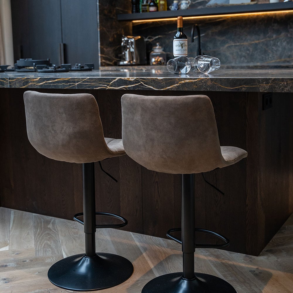 England barkruk, lichtbruin leer met zwart verstelbaar onderstel detailfoto