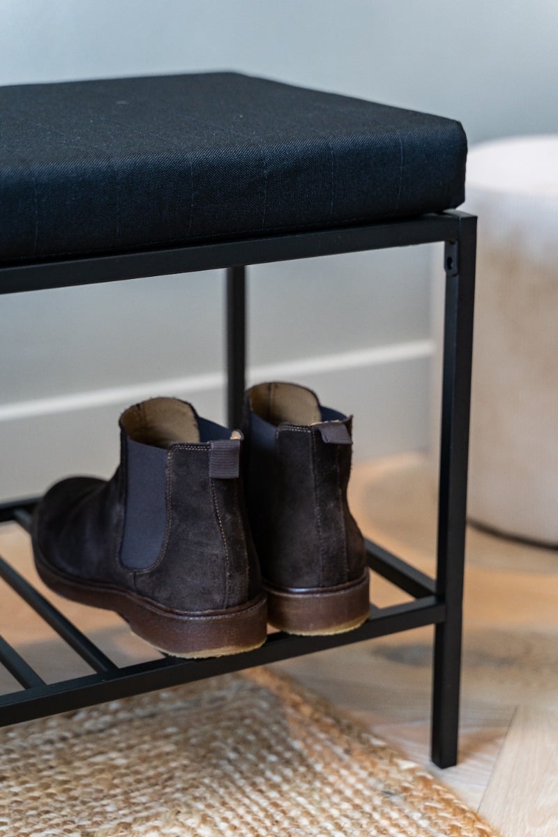 Mensa Bank, Schwarzes Kissen & Stahl Nahaufnahme
