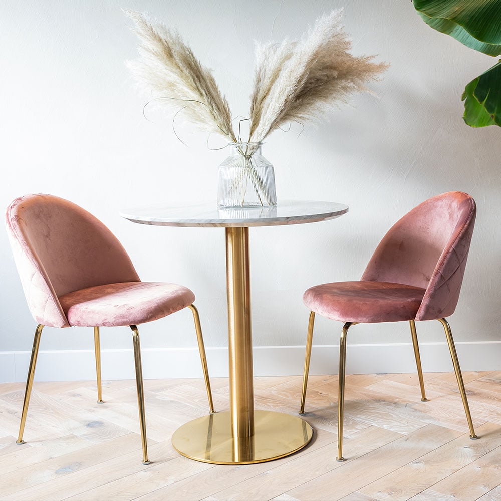 Paris eetkamerstoel, roze velvet met messing look onderstel detailfoto