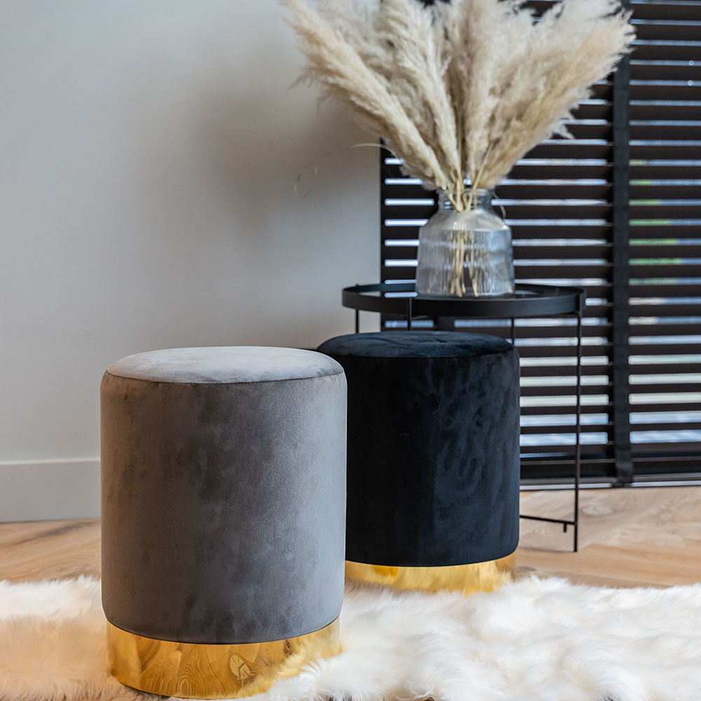 Pouf Gaby, velours noir & acier gros plan
