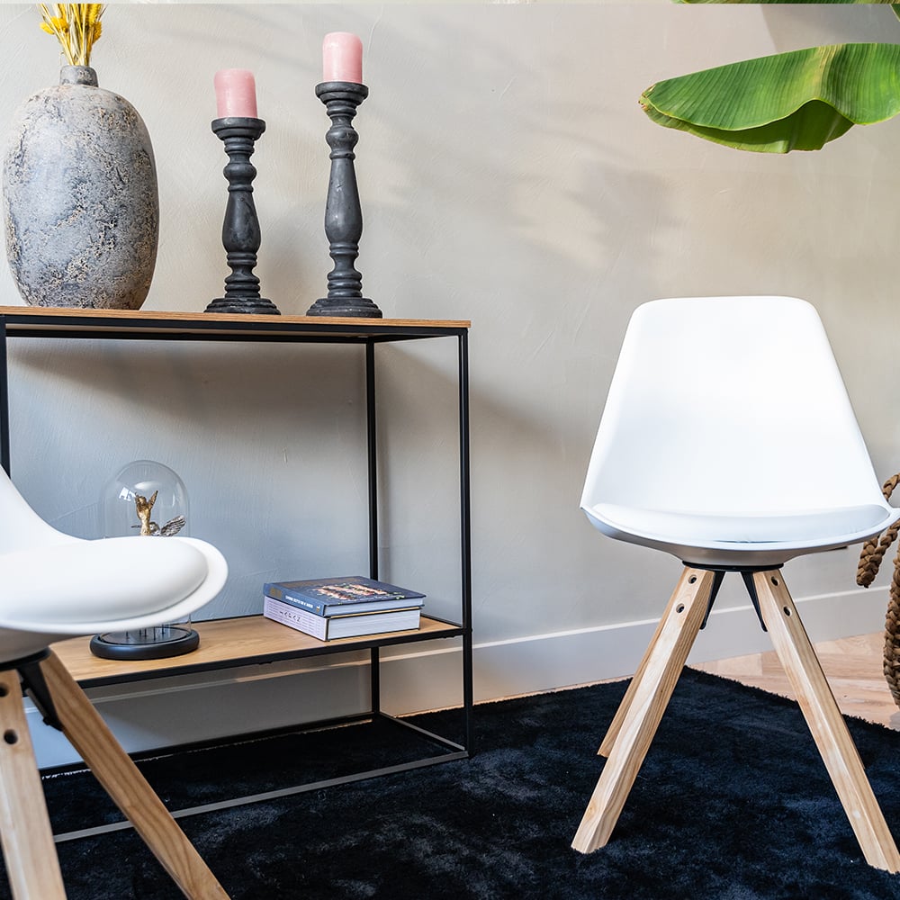 Chaise UP, cuir PU blanc & pieds en bois gros plan