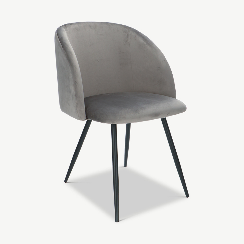-€60 Vesper velvet eettafel stoel grijs, luxe fluweel design. Moderne velvet eetkamerstoel, geschikt voor jou eettafel en eetkamer.