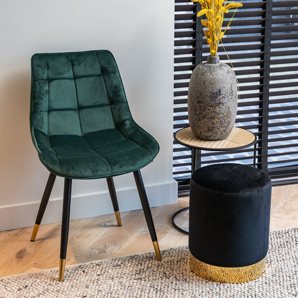 Pouf Gaby, velours noir & acier gros plan
