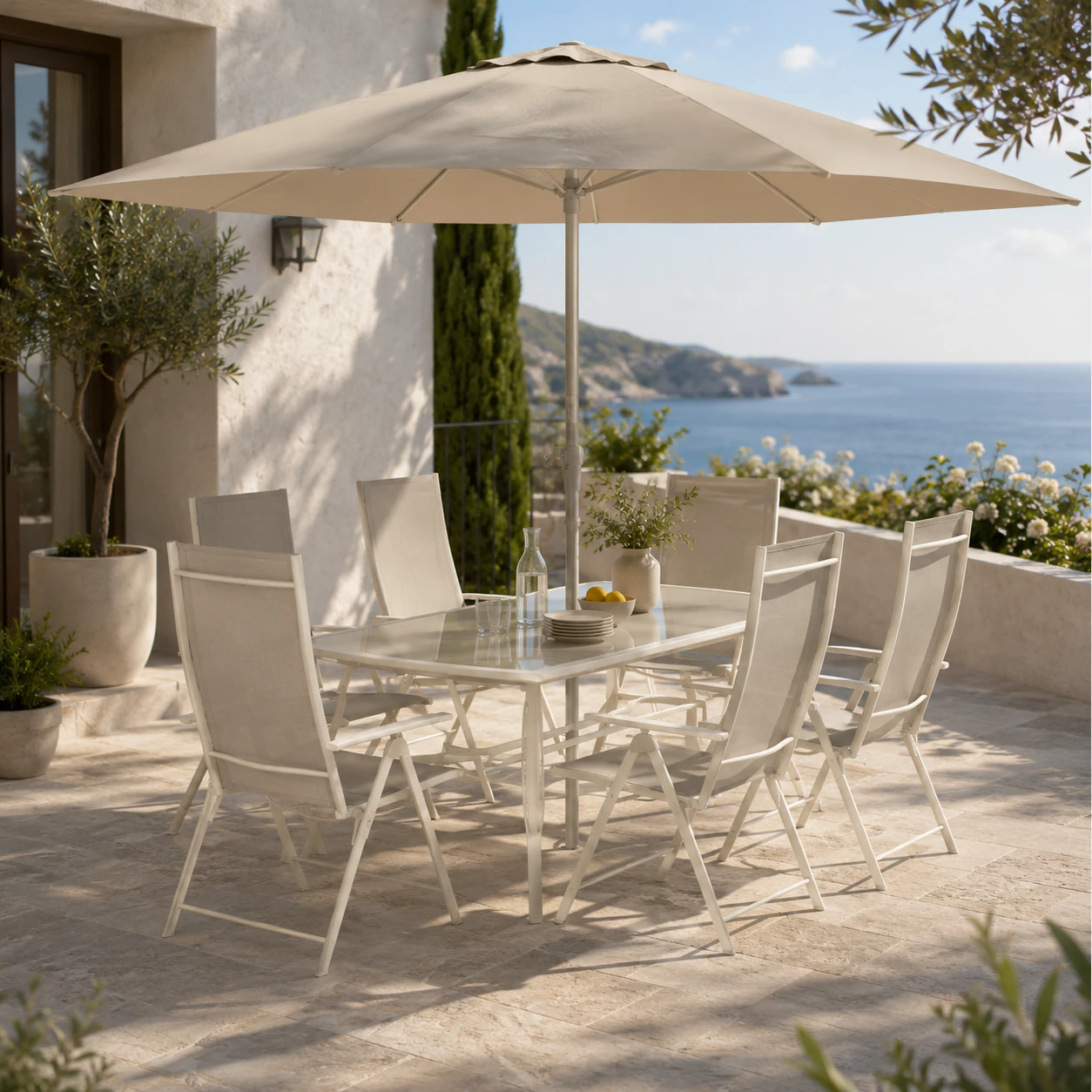 Set bistro pliant en aluminium thermolaqué sur un étroit balcon haussmannien parisien avec des géraniums