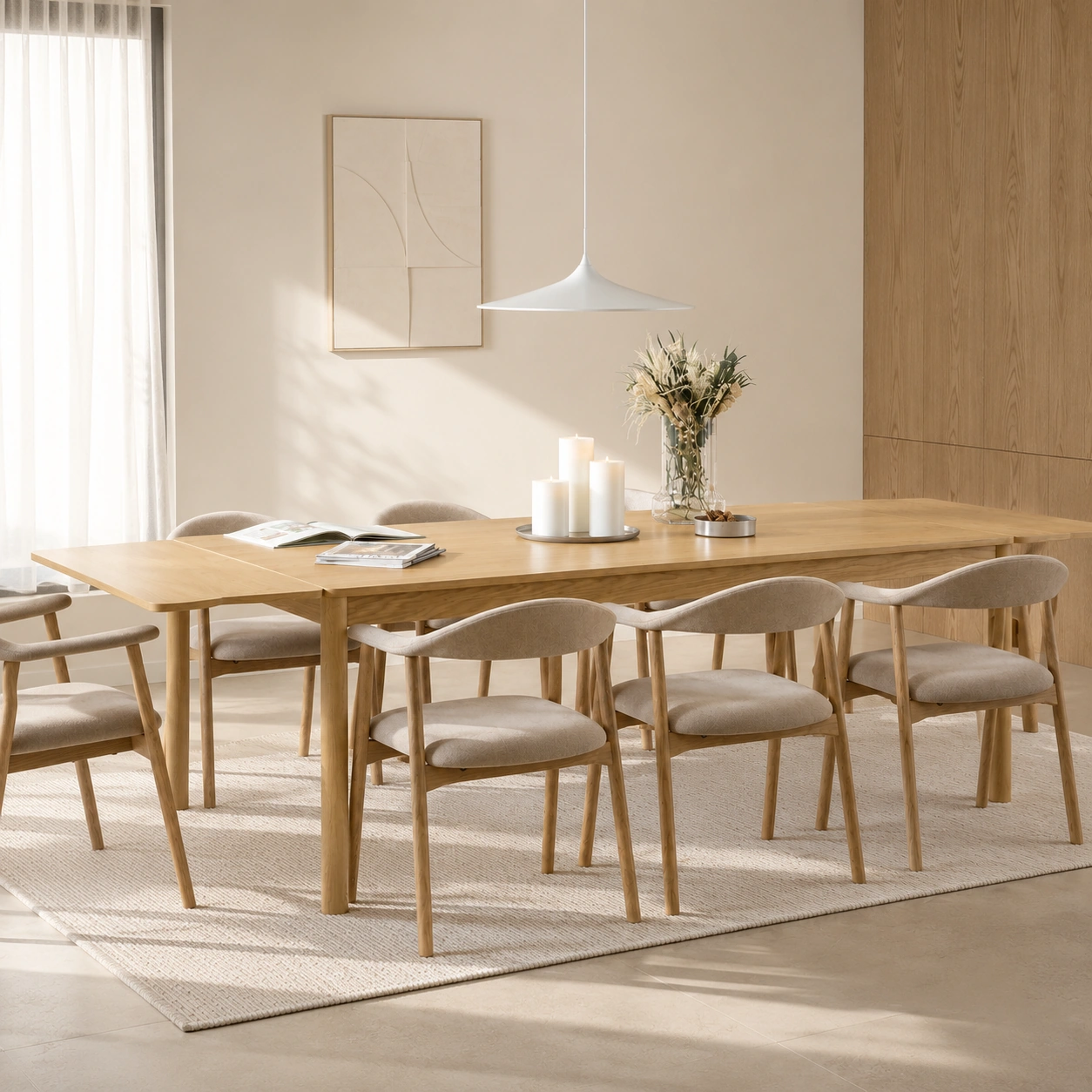 Salle à manger française avec table et chaises scandinaves en chêne dans un appartement parisien