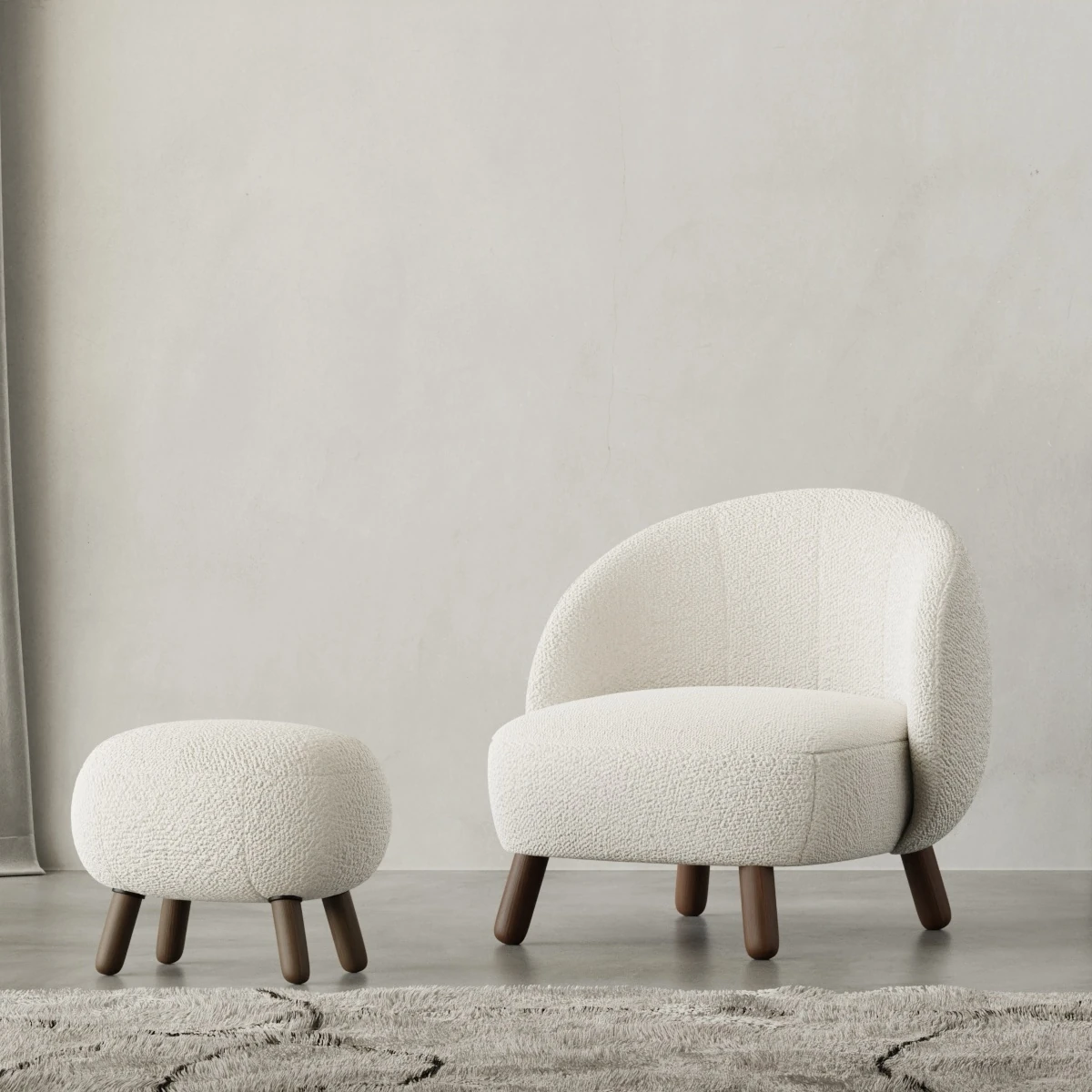 Gebroken witte teddy boucle fauteuil met notenhouten poten in een rustige woonkamer, de lusstructuur goed zichtbaar