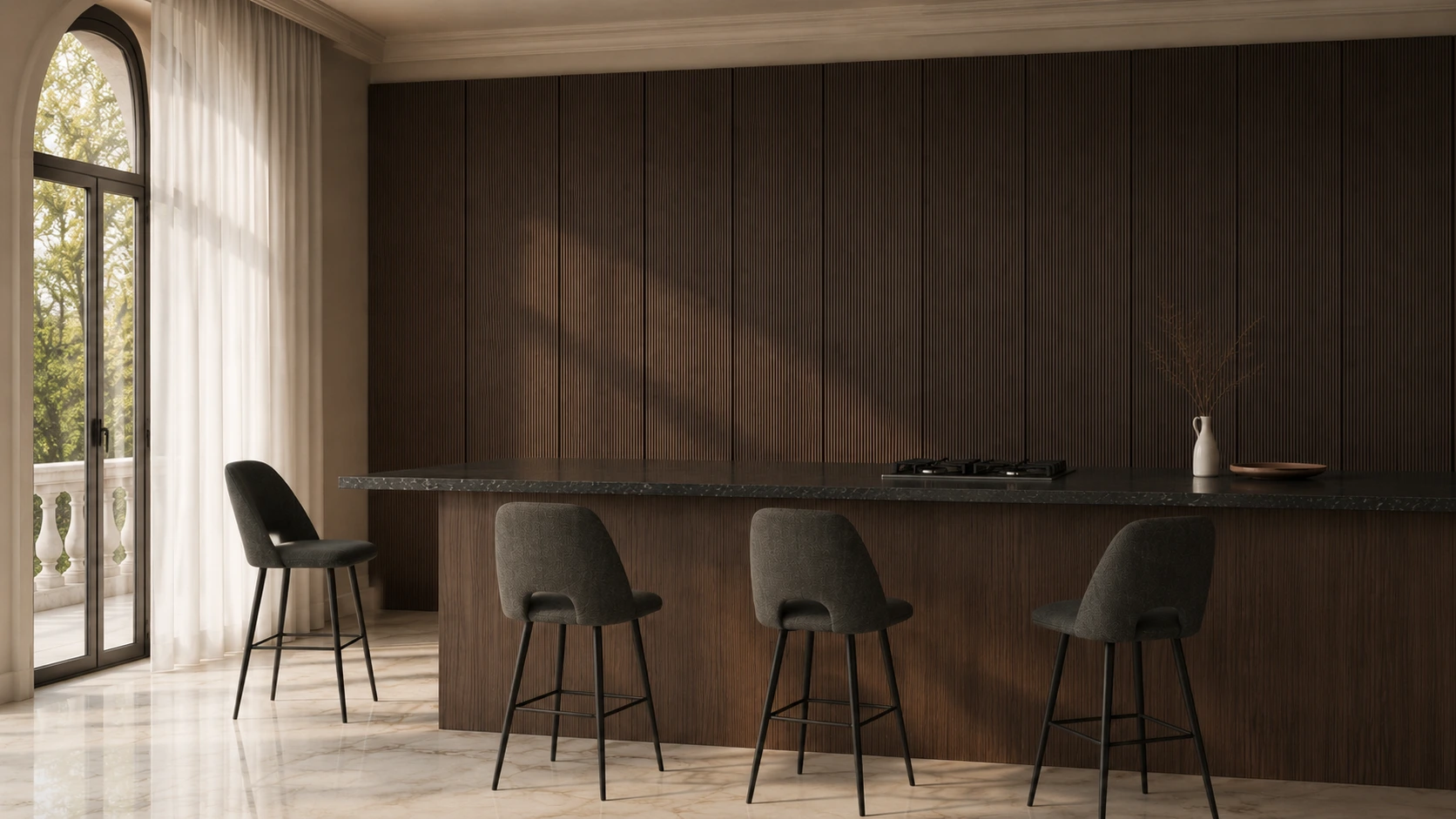 Tabouret de bar avec dossier haut en bouclette à un îlot de cuisine