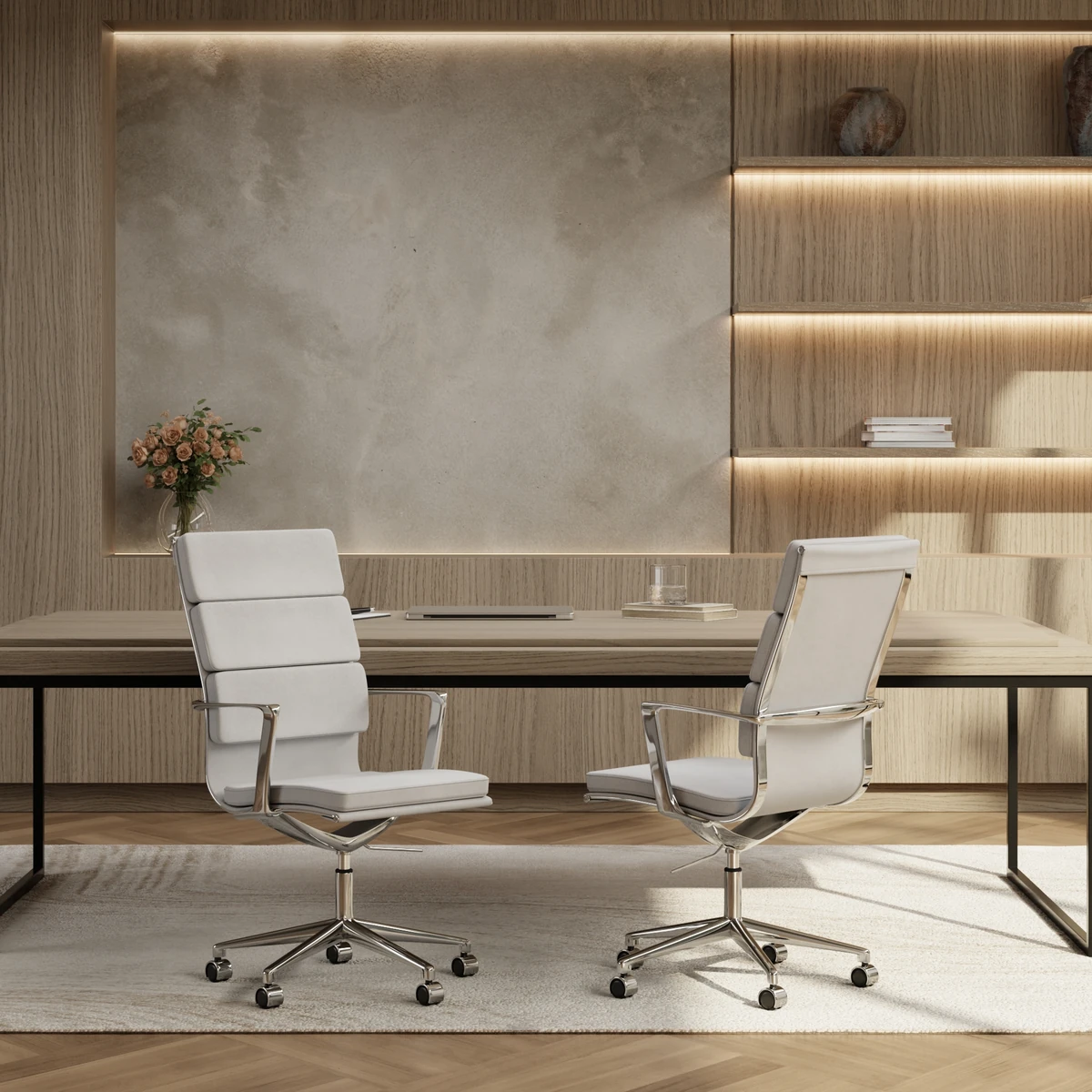 Détail d'un revêtement cuir blanc sur une chaise de bureau avec structure bois clair