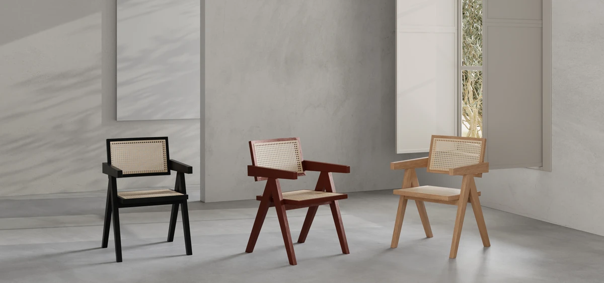 Trois chaises Furnicher côte à côte en chêne naturel, cognac et chêne teinté noir