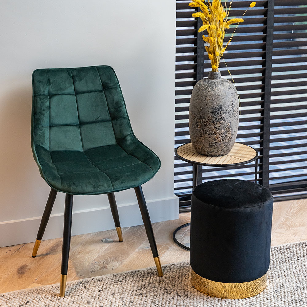Comment mettre en valeur des chaises en velours vertes dans une salle à manger industrielle ?  
