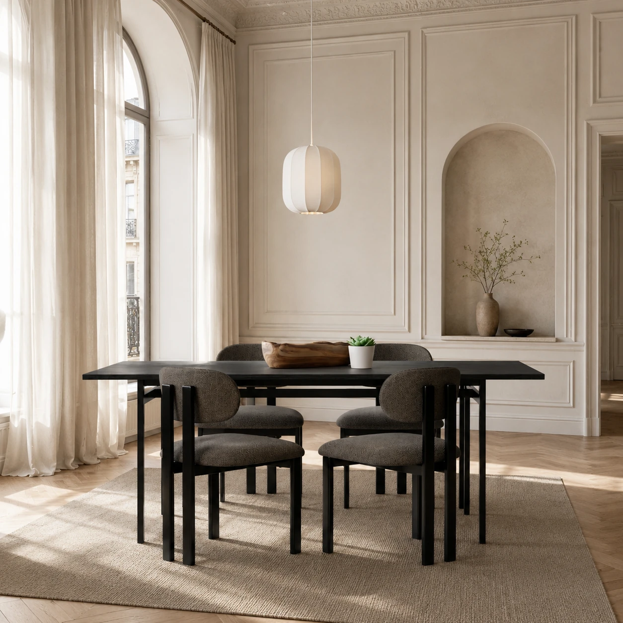 Quatre chaises de salle à manger en chêne clair à assise tressée autour d'une table en chêne