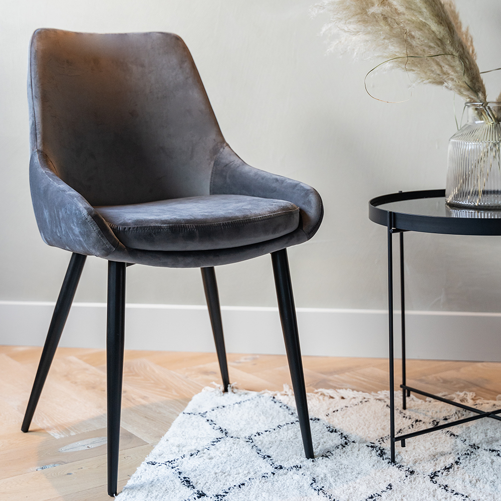 Comment habiller votre salle à manger moderne avec des chaises en velours noir ?