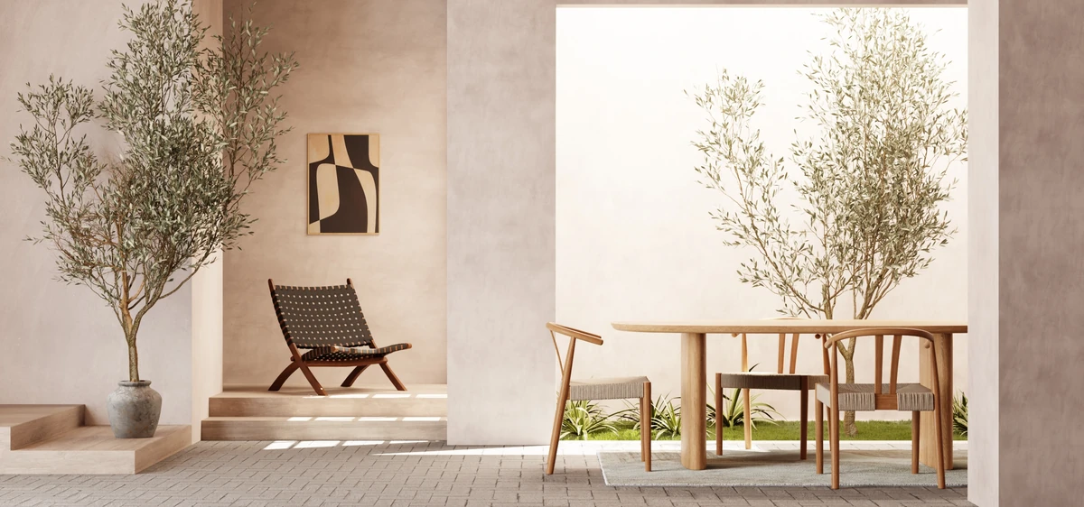 Intérieur scandinave dans un appartement parisien avec table, chaises et buffet en chêne