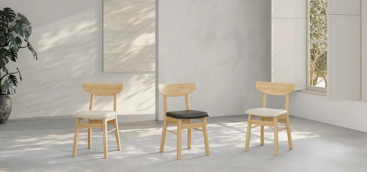 Japandi-interieur met eiken vloer, lage linnen bank, papieren vloerlamp en een zwart accent