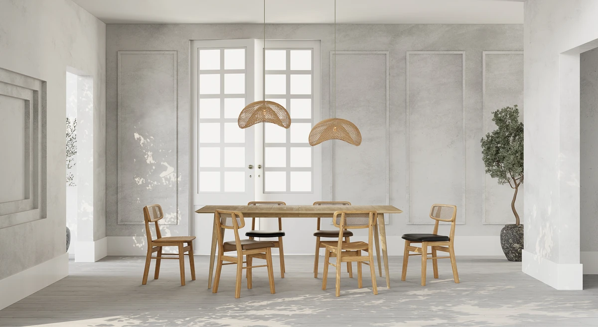 Eettafel van Scandinavische eik met japandi zwart gebeitste stoelen