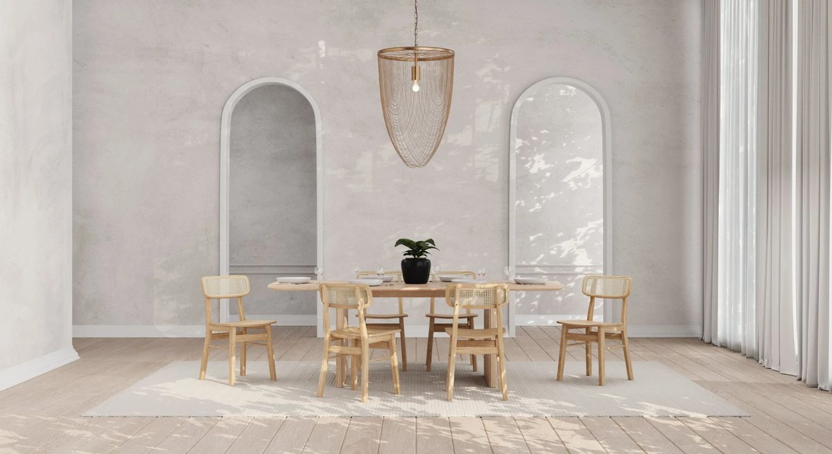 Jenson Rattanstühle um einen Holzesstisch in natürlichem Esszimmer-Setting