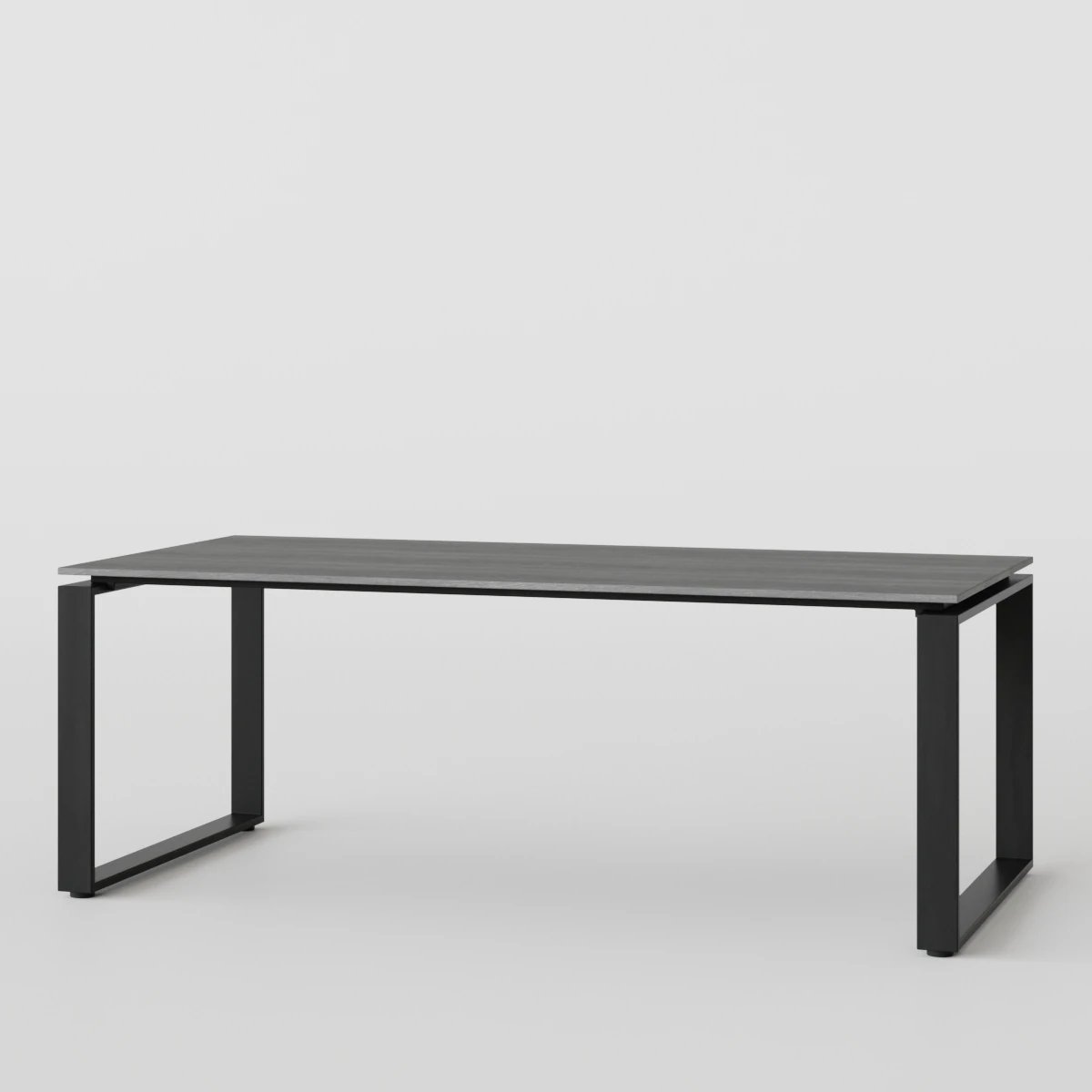 Table de jardin en teck couverte d'une housse respirante pendant une semaine d'automne pluvieuse