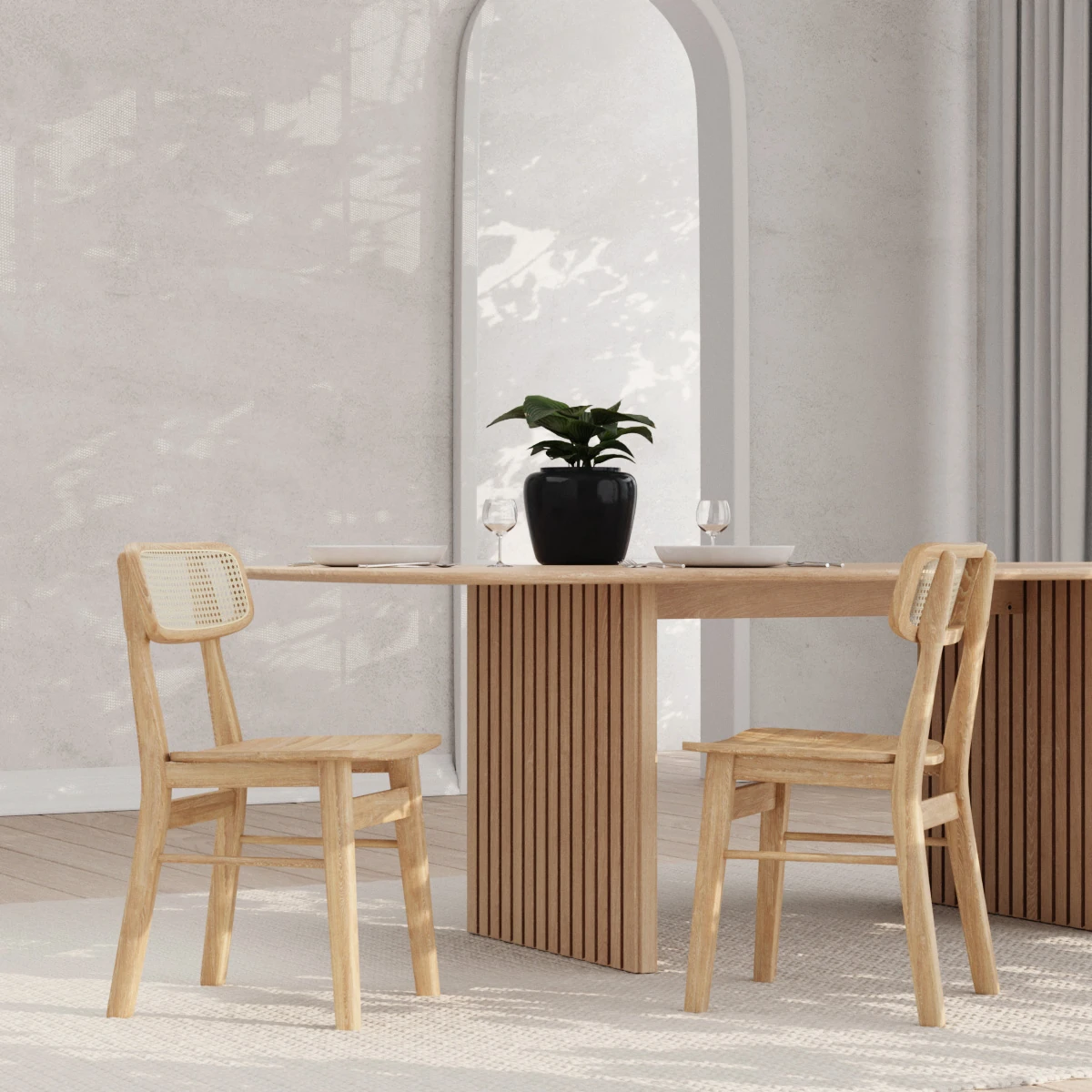 Detailaufnahme der dichten Naturrattan-Flechtung an einem Esszimmerstuhl mit Buchenrahmen