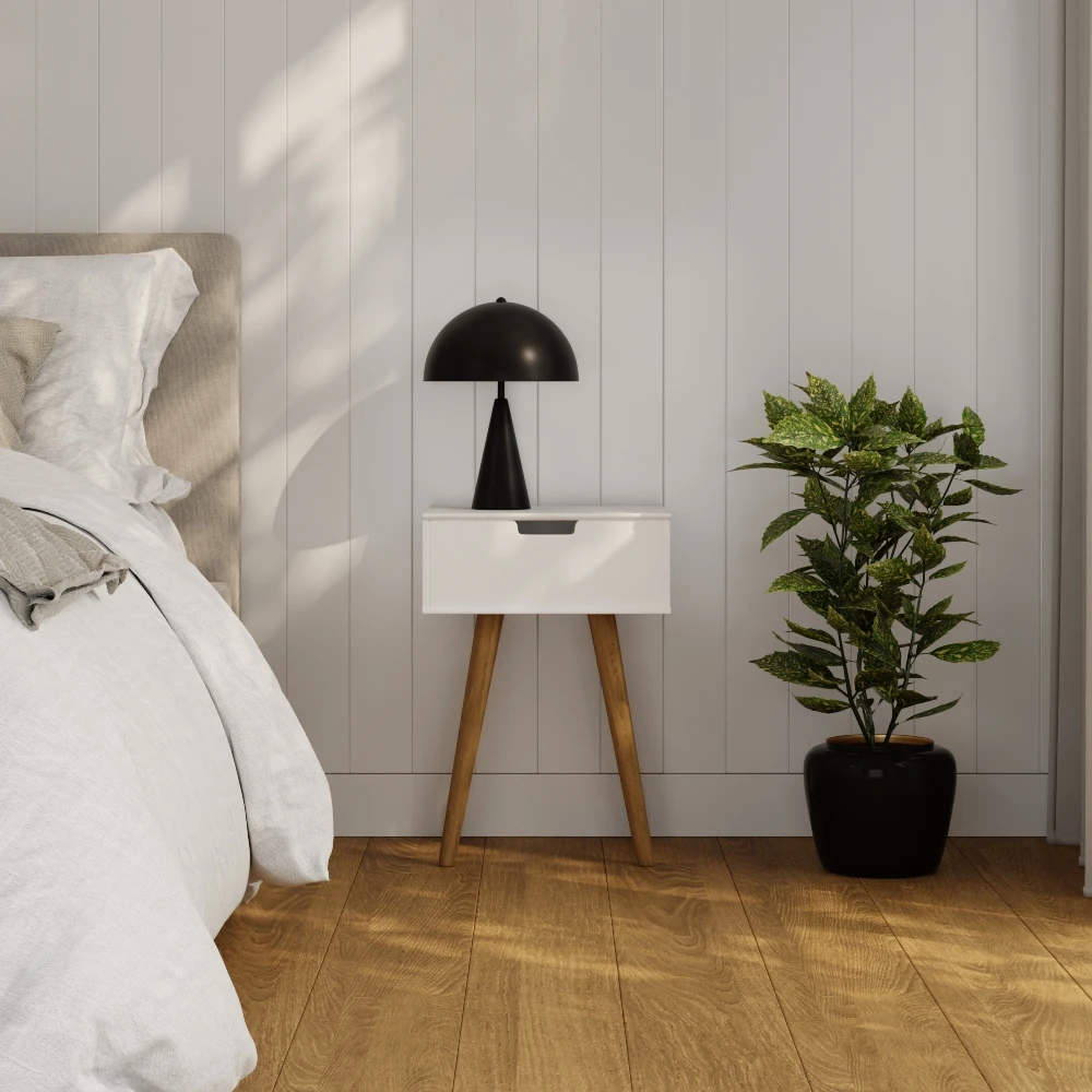 Scandinavische woonkamer met gebroken witte muren, eiken vloer en zacht zwart accent