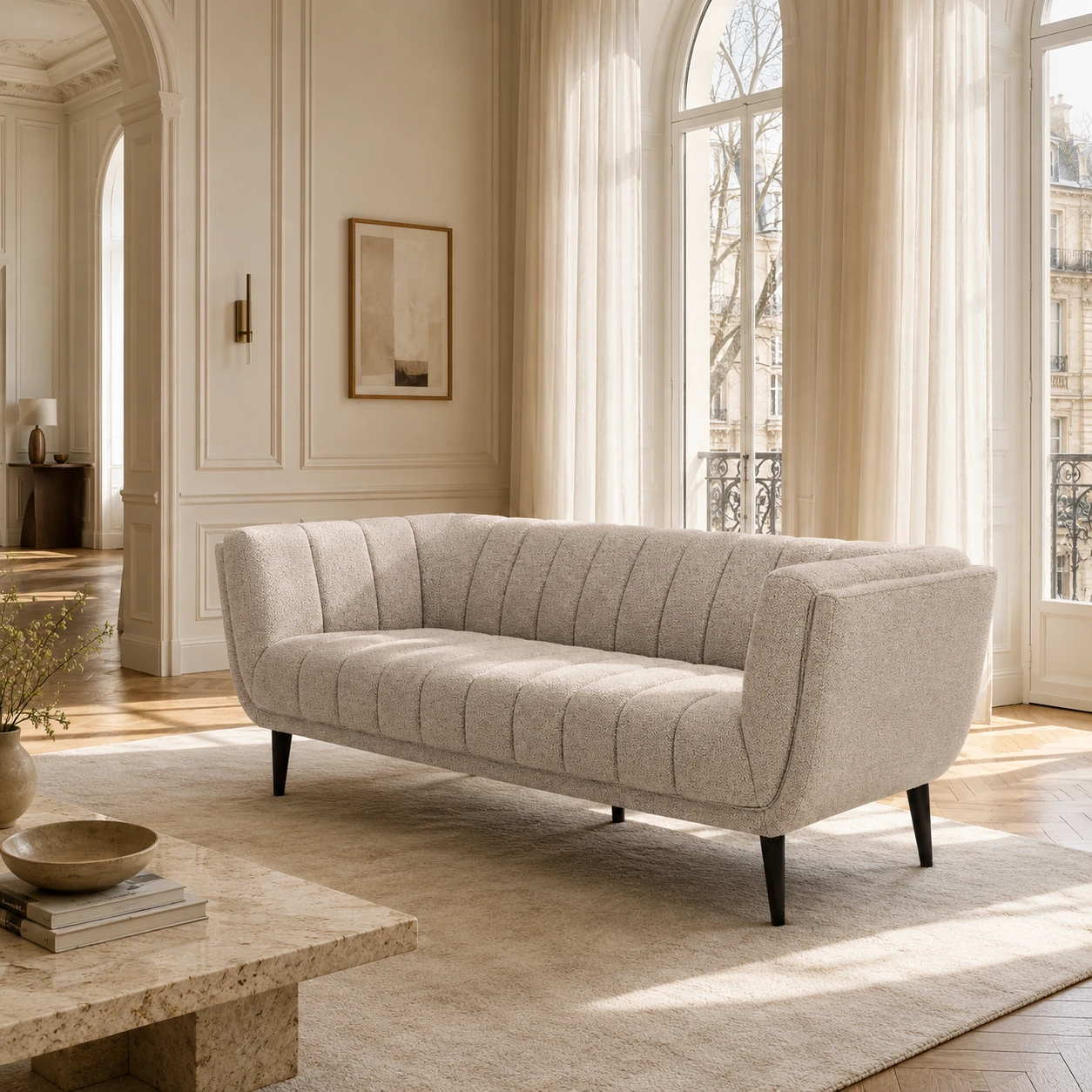 Dreisitzer-Sofa in einem skandinavischen Wohnzimmer mit 90 cm Lauffläche davor