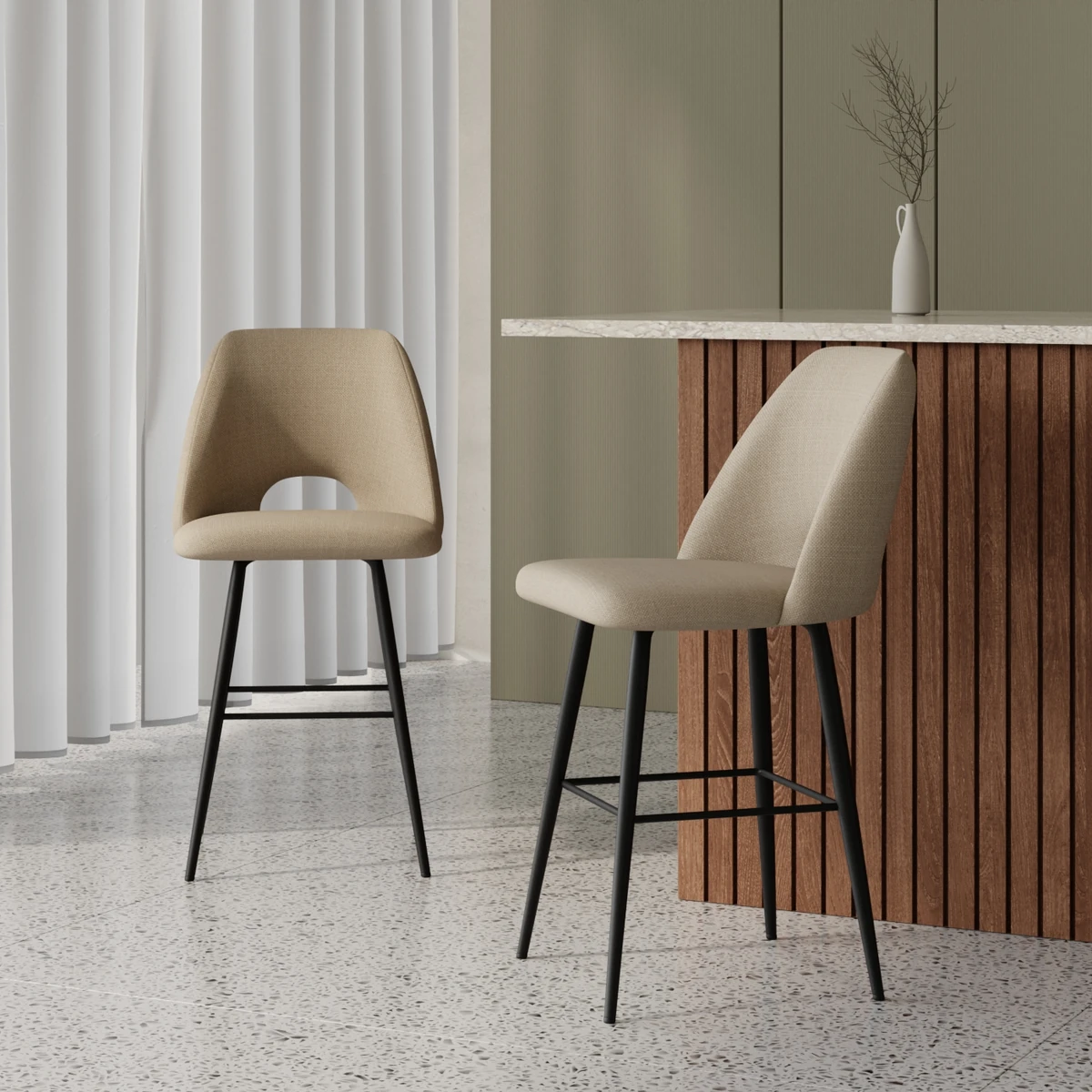 Tabouret de bar vu de profil montrant l'encombrement du dossier