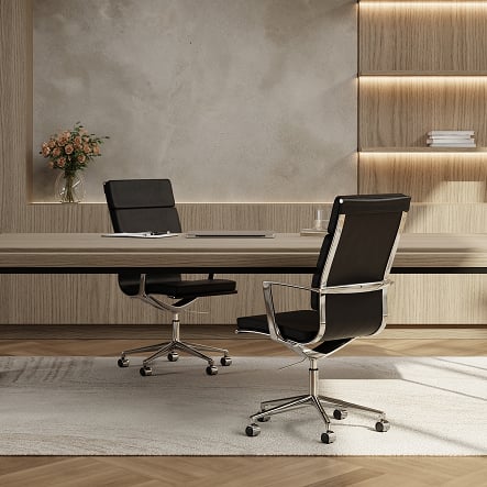 Zwei Akira-Bürostühle mit hoher Rückenlehne in einem Unternehmensbüro mit Holzpaneelen