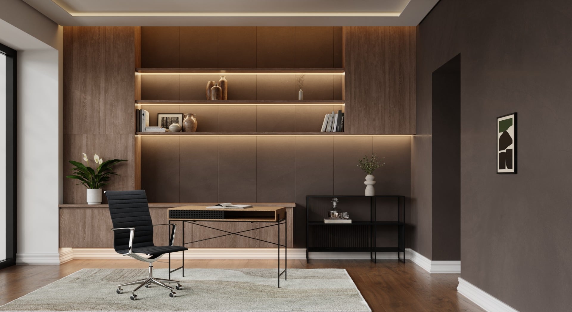 Akira Bürostuhl mit hoher Rückenlehne in einem stimmungsvollen Home-Office aus dunklem Holz mit indirektem Licht und Vasen im Regal