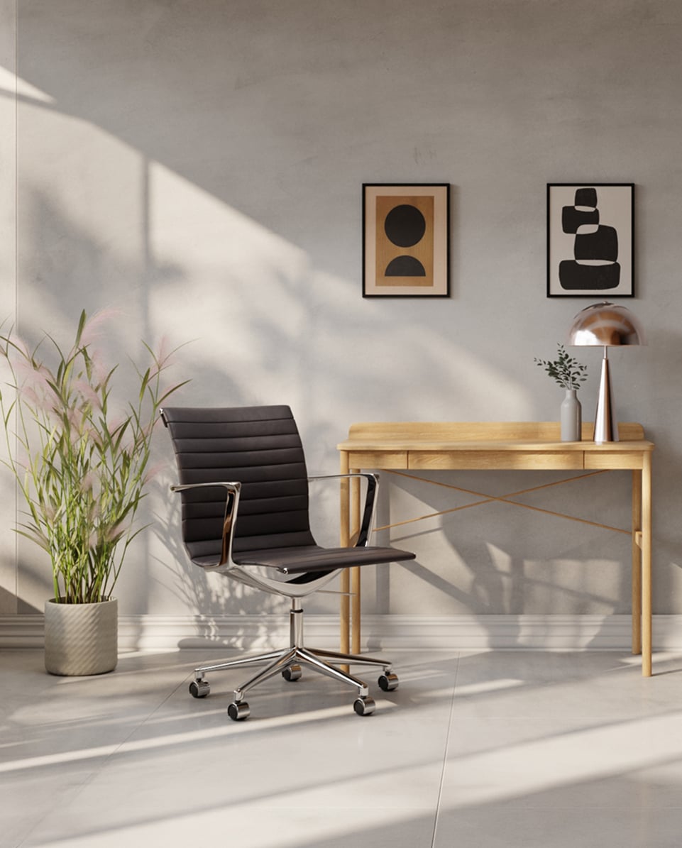 Bern Bürostuhl in Cognac-Leder in einem warm beleuchteten Home-Office mit Olivenbaum und Pendelleuchte